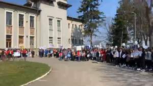 UPDATE. Sute de participanți la protestul elevilor de la Colegiul Pedagogic din Iași (VIDEO)