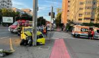 Două persoane au ajuns la spital după ce un taxi și o mașină de ride-sharing s-au izbit aseară, în Nicolina. Momentul impactului (VIDEO)