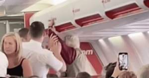 O bătrână a bătut un însoțitor de zbor după ce acesta i-a luat băutura din față (VIDEO)