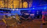Arest la domiciliu pentru un vasluian care a făcut praf cu mașina un refugiu de tramvai din Iași: era beat turtă
