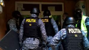 Percheziții la traficanții de droguri din vestul țării: 5 persoane, aduse la audieri