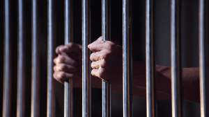 Un bărbat din Zlatna a fost condamnat la peste 12 ani de închisoare după ce şi-a violat în public fiul cu dizabilități