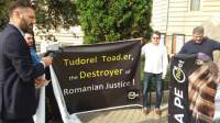 Protest la „Cuza”: mai mulți tineri cer demisia rectorului Tudorel Toader. Au intervenit paznicii universității (VIDEO)