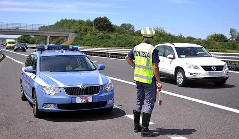 Șoferul unui microbuz cu români, arestat după ce a fost oprit pe autostradă, în Italia. Era condamnat pentru conducere fără permis