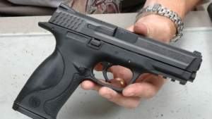 Un băiat din Craiova a fost arestat după ce a împușcat cu un pistol airsoft un alt adolescent