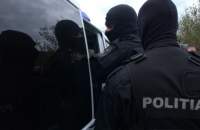 Percheziții ale polițiștilor ieșeni la un escroc din Prahova care a primit donații de 28.000 de euro pentru pretinse cazuri de copii bolnavi