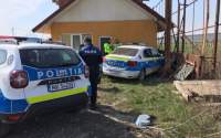 Accident grav evitat în ultimul moment! O mașină a Poliției din Iași a intrat în peretele unei case