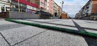 Capcane pentru cetățeni! O femeie din Pașcani a ajuns la spital după ce s-a împiedicat de un cablu montat pe esplanada din centrul orașului