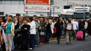 O sută de victime ale traficului de ființe umane, majoritatea din România, oprite pe Aeroportul din Glasgow