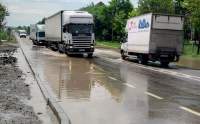 Alertă în Iași: un dig s-a spart iar apa a inundat DN 28, la intrarea în Târgu Frumos