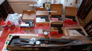 145 de percheziții într-un caz de trafic cu arme din Polonia. Polițiștii caută pistoale cu aer comprimat cumpărate online (VIDEO)