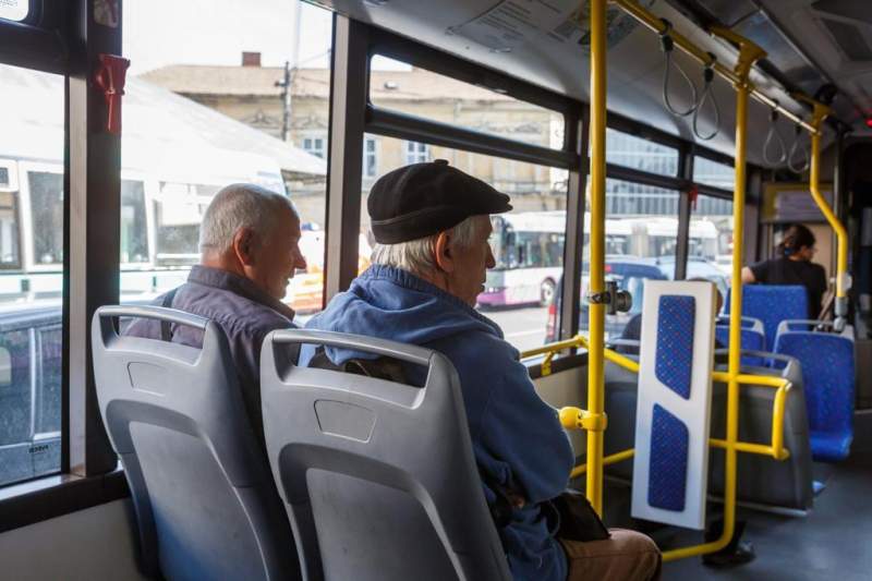 Două firme de transport din Iași foloseau pensionari fictivi pentru decontarea cupoanelor de transport. Prejudiciu de peste 11 milioane de lei