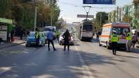 Accident grav în Podu Roș: copil de 10 ani, în comă la spital după ce a traversat strada neregulamentar împreună cu tatăl său