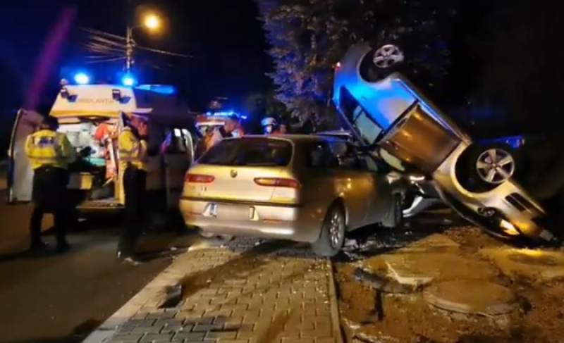 Accident spectaculos, în Iași: un șofer beat „a zburat” cu mașina și a aterizat peste alte două autoturisme (VIDEO)