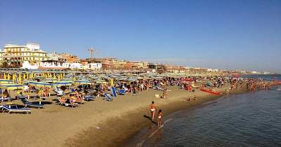 Temperatura turiștilor este verificată cu drona, pe o plajă din Italia