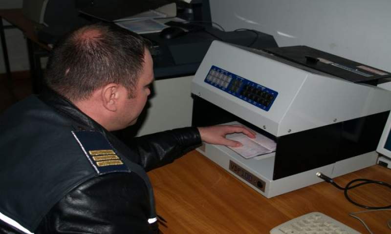 Orice pentru o viză SUA. Ștampile false aplicate în paşapoartele a doi cetățeni moldoveni