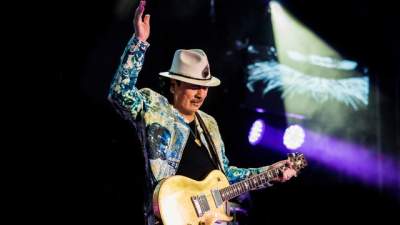 Celebrul chitarist Carlos Santana a leșinat pe scenă în timpul unui concert (VIDEO)