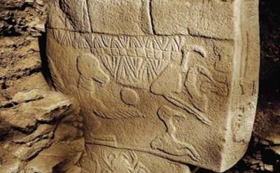 Uimitor! Simboluri sculptate în piatră acum 11.000 de ani arată cum au murit mii de oameni la impactul unei comete cu Pământul (VIDEO)