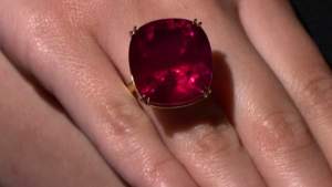 Cel mai mare rubin din lume a fost vândut la New York pentru o sumă record: 34,8 milioane de dolari