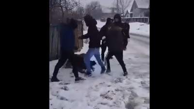 Elev din Iași bătut cu sălbăticie de cinci colegi de clasă. Totul a fost filmat de unul dintre prietenii victimei