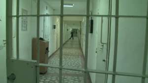 O treime din angajații penitenciarelor din România vor sta acasă, începând de luni
