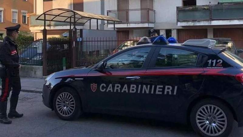 Un român din Italia a fugit în pijamale și papuci, după ce și-a înjunghiat soția în fața fiicei lor. Acum este căutat de carabinieri