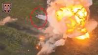 Explozia unui transportor blindat rusesc aruncă turela mai mult de 10 metri în aer: „Zboară la fel de bine ca turela unui tanc T-72” (VIDEO)