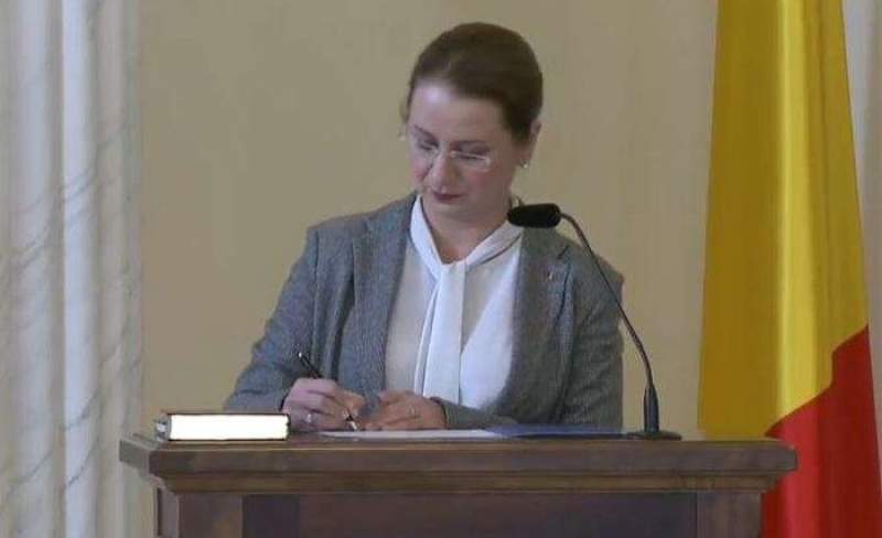 Noul ministru al Educației, Ligia Deca, a depus jurământul de învestitură la Palatul Cotroceni