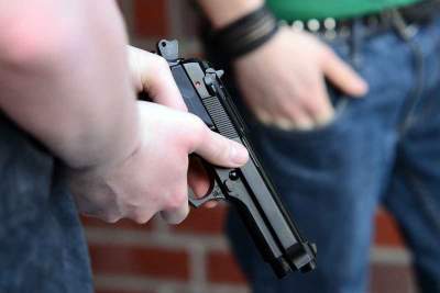 Elev de 12 ani prins cu un pistol cu bile, la o școală din Ploiești. Profesorii au anunțat Poliția după o lună