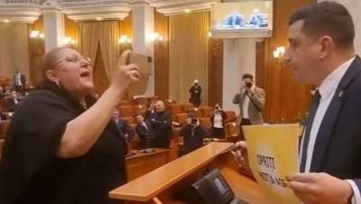 Agresiuni și înjurături în Parlament. Deputatul PSD Daniel Ghiță a tras de urechi un senator USR. „Urări de bine” între Șoșoacă și Simion (VIDEO)