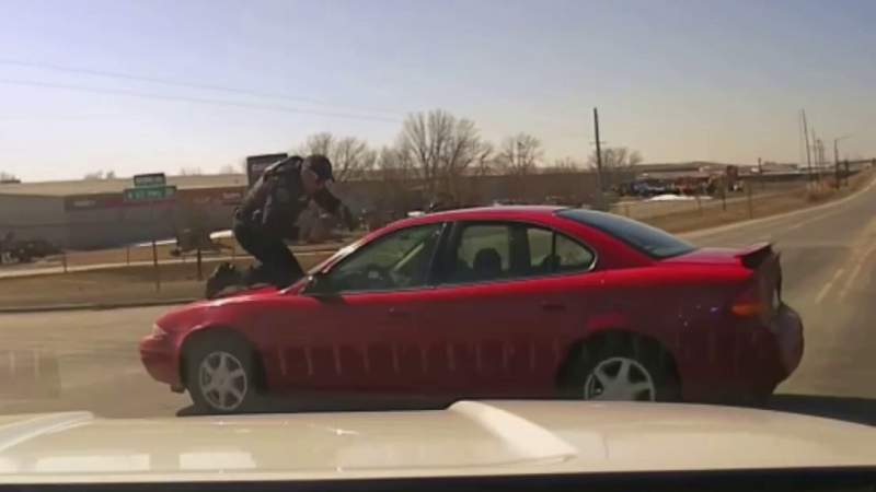 A fost odată în America. Un șofer condamnat la închisoare a gonit cu polițistul pe capotă (VIDEO)