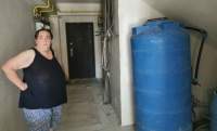Imobil nou: 29 de familii dintr-un bloc cu etaje ilegale primesc apă cu țârâita. Dușuri la 2-3 noaptea, în rest se spală la PET