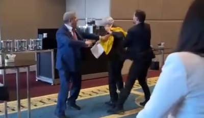 Un delegat ucrainean i-a dat un pumn în față unui emisar rus în timpul unei reuniuni de la Ankara: „Ia-ți labele de pe steagul nostru, gunoi rusesc!” (VIDEO)