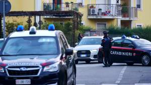 Un român înarmat și-a răpit copilul în Italia și s-a baricadat cu el în casă