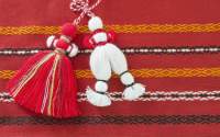 Legendele Mărțișorului și de ce dăruiesc românii un șnur împletit din alb și roșu în prima zi de primăvară