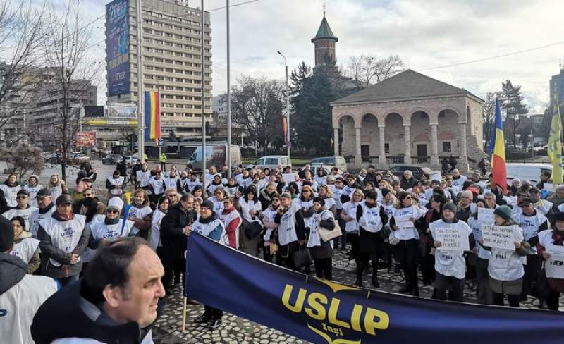 USLIP Iași, protest al personalului nedidactic și auxiliar în fața Prefecturii. Revendicările sindicaliștilor