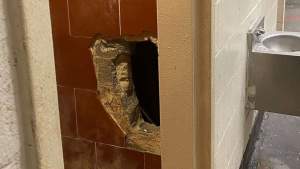 Un deținut american a făcut o gaură în peretele celulei în care era închis, ca să-și poată înjunghia vecinul