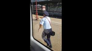 Trenule, mașină mică! Cotrolor uitat pe peronul Gării de Nord de mecanicul trenului (VIDEO)