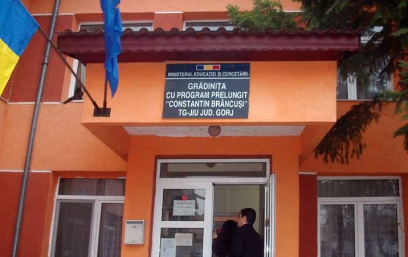 Copiii de la o grădiniță din Târgu Jiu sunt lăsați să intre doar cu o declarație semnată de părinți. Trebuie să își asume riscul unui cutremur